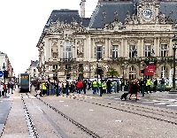 tramway de Tours bloqué par une manifestation